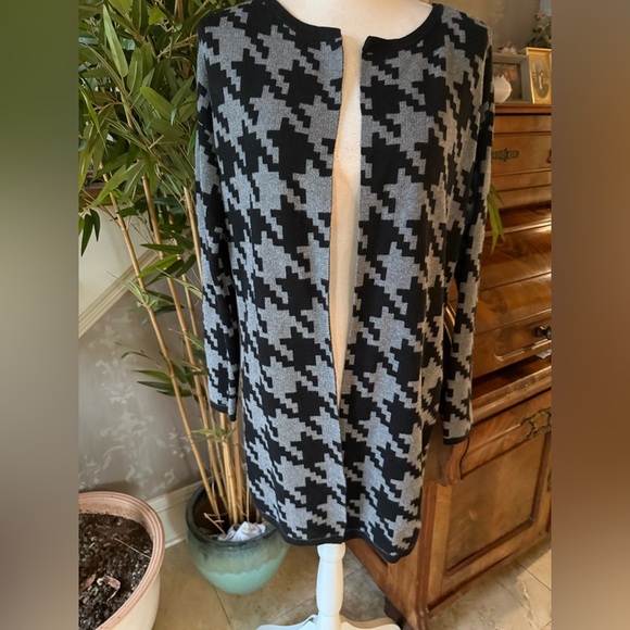 Ann Taylor ladies, long sleeve cardigan excellent condition small dry cleaned - Picture 3 of 11